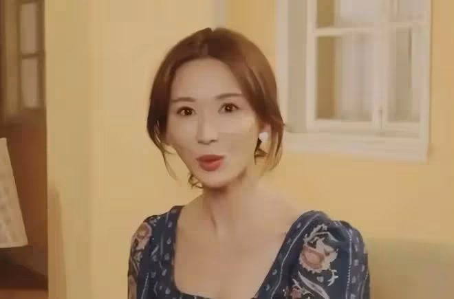 50歲林志玲帶兒子外出,身材苗條像30歲,臉卻暴露真實年齡