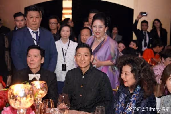 劉德華險滑落高台!妻子慶幸1動作救命 向太嚇到哭