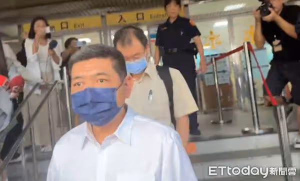 NONO出庭晴天變暴雨!被問「說過大不大嗎」 沉默拒答上車