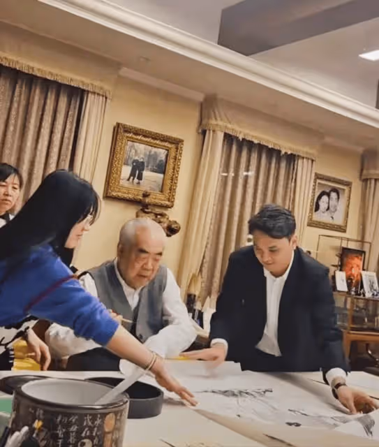 86歲范曾辦生日宴,全程交由嬌妻打理!36歲徐萌婚後越來越貴氣了