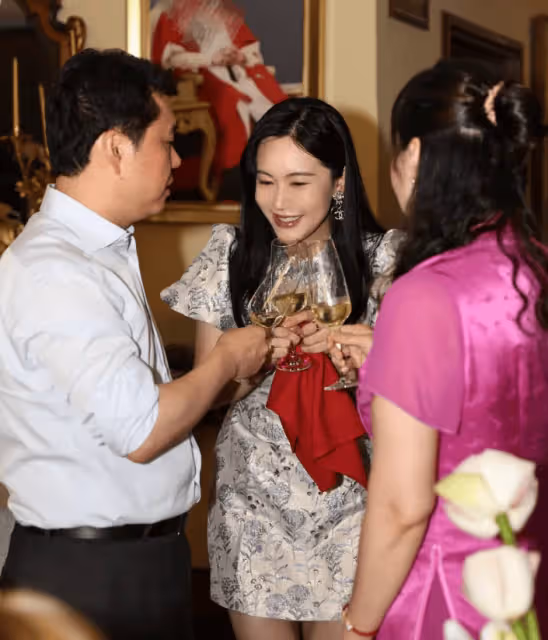 86歲范曾辦生日宴,全程交由嬌妻打理!36歲徐萌婚後越來越貴氣了