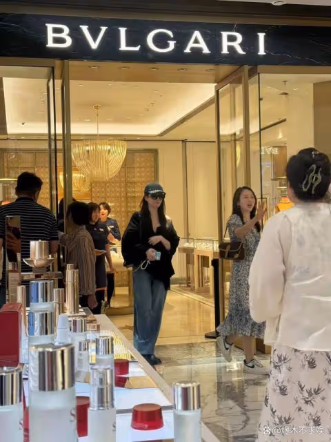 劉亦菲逛珠寶店被偶遇,小露香肩打扮時髦,疑空手而歸遭櫃姐瞪眼