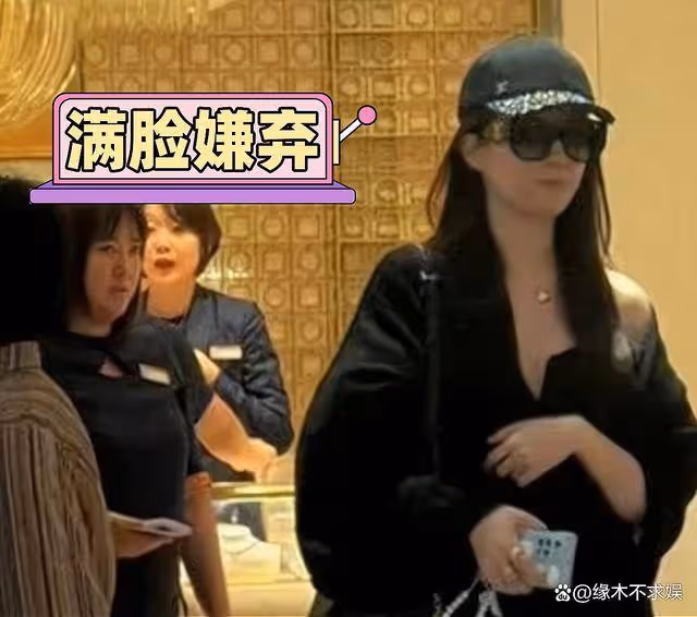 劉亦菲逛珠寶店被偶遇,小露香肩打扮時髦,疑空手而歸遭櫃姐瞪眼
