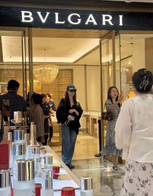 劉亦菲逛珠寶店被偶遇,小露香肩打扮時髦