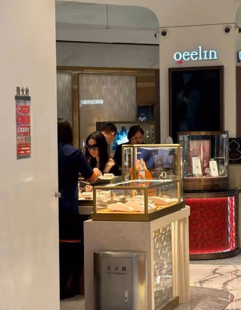 劉亦菲逛珠寶店被偶遇,小露香肩打扮時髦