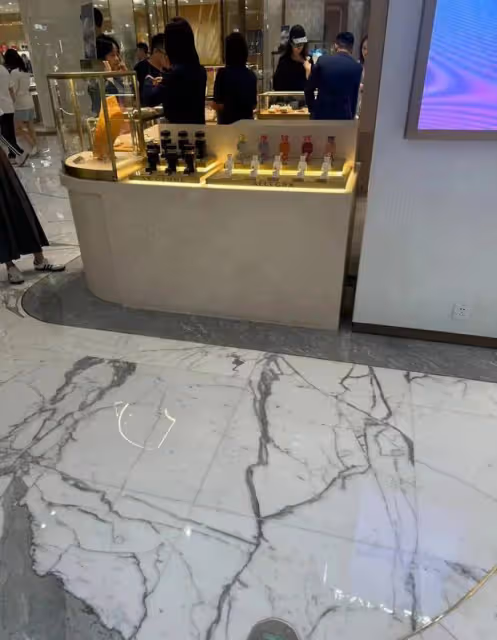 劉亦菲逛珠寶店被偶遇,小露香肩打扮時髦