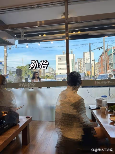孫怡一家韓國旅遊,穿露臍裝吃豬蹄,懷抱7歲女兒一臉嚴肅!