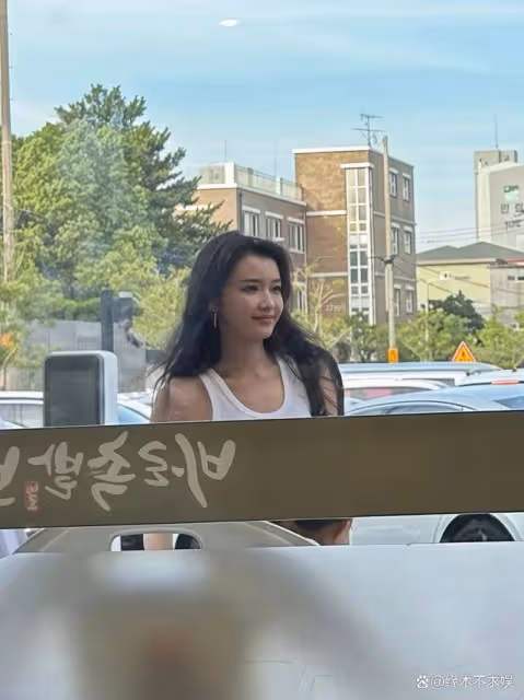 孫怡一家韓國旅遊,穿露臍裝吃豬蹄,懷抱7歲女兒一臉嚴肅!