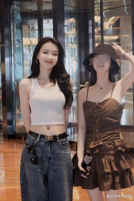 孫怡一家韓國旅遊,穿露臍裝吃豬蹄,懷抱7歲女兒一臉嚴肅!