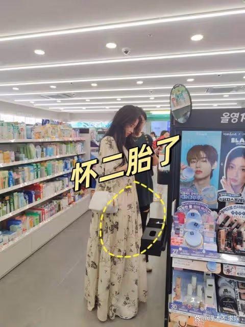 孫怡一家韓國旅遊,穿露臍裝吃豬蹄,懷抱7歲女兒一臉嚴肅!