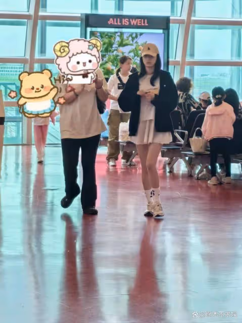 孫怡一家韓國旅遊,穿露臍裝吃豬蹄,懷抱7歲女兒一臉嚴肅!