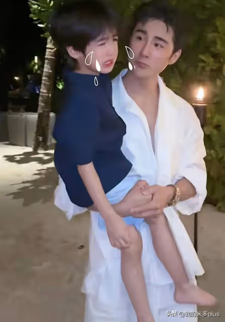 麥迪娜一家四口出遊，姜潮一人哄倆娃，和二胎女兒對嘴親吻超有愛