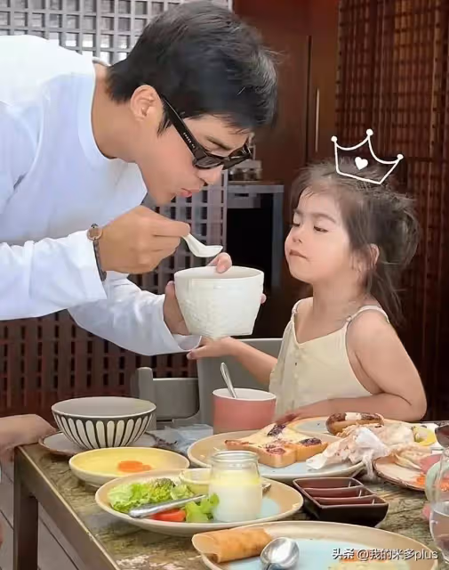 麥迪娜一家四口出遊,姜潮一人哄倆娃,和二胎女兒對嘴親吻超有愛