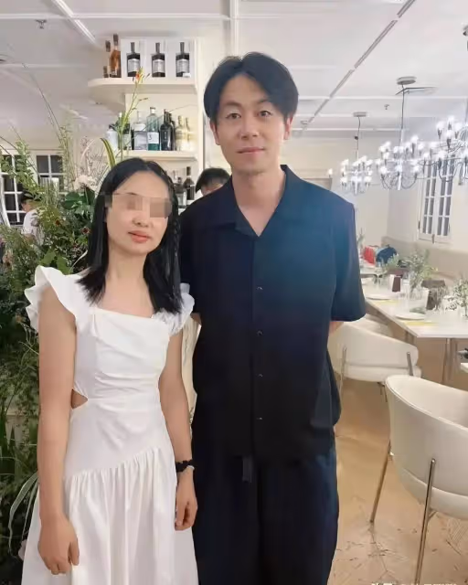 朱亞文回老家拍廣告,穿搭休閒打扮帥氣,本人氣場非常溫和