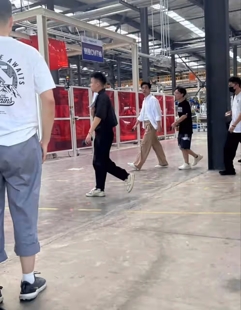 朱亞文回老家拍廣告,穿搭休閒打扮帥氣,本人氣場非常溫和