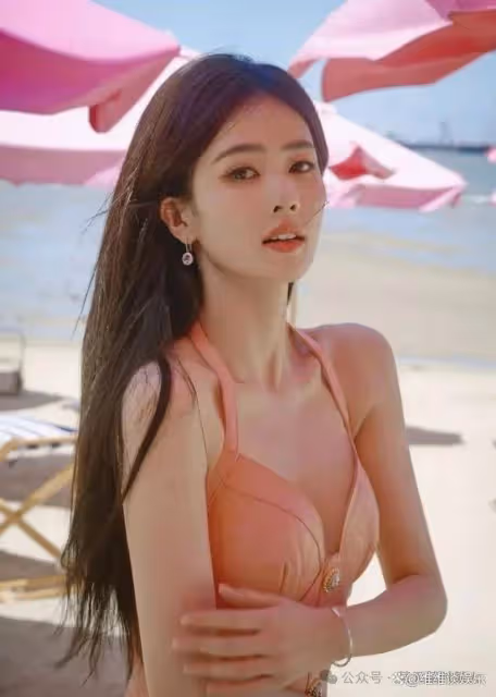 白鹿粉色抹胸裙驚艷亮相,甜美與性感完美融合,網友直呼美爆了!