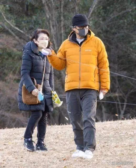 三浦友和跟老友聚會,滿頭銀髮依舊溫文爾雅,跟山口百惠晚年幸福