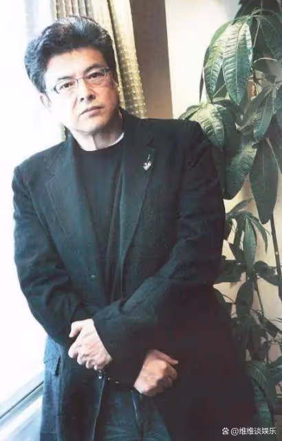三浦友和跟老友聚會,滿頭銀髮依舊溫文爾雅,跟山口百惠晚年幸福