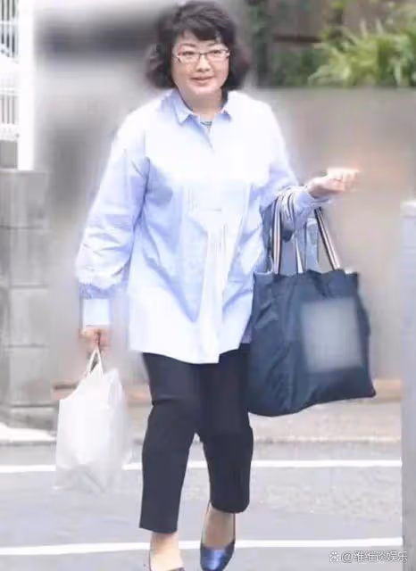 三浦友和跟老友聚會,滿頭銀髮依舊溫文爾雅,跟山口百惠晚年幸福