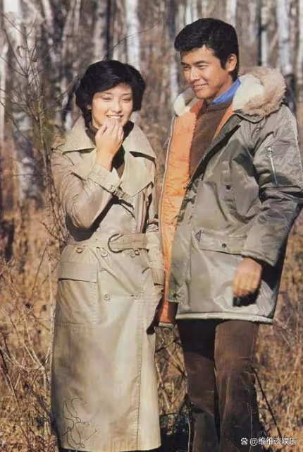 三浦友和跟老友聚會，滿頭銀髮依舊溫文爾雅，跟山口百惠晚年幸福