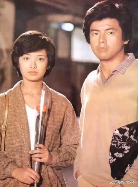 三浦友和跟老友聚會，滿頭銀髮依舊溫文爾雅，跟山口百惠晚年幸福