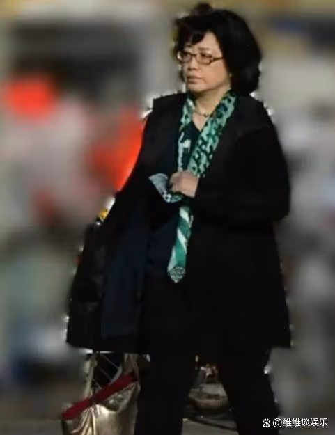 三浦友和跟老友聚會,滿頭銀髮依舊溫文爾雅,跟山口百惠晚年幸福