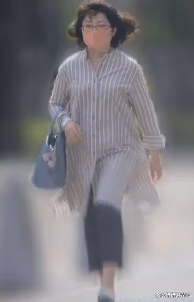 三浦友和跟老友聚會,滿頭銀髮依舊溫文爾雅,跟山口百惠晚年幸福