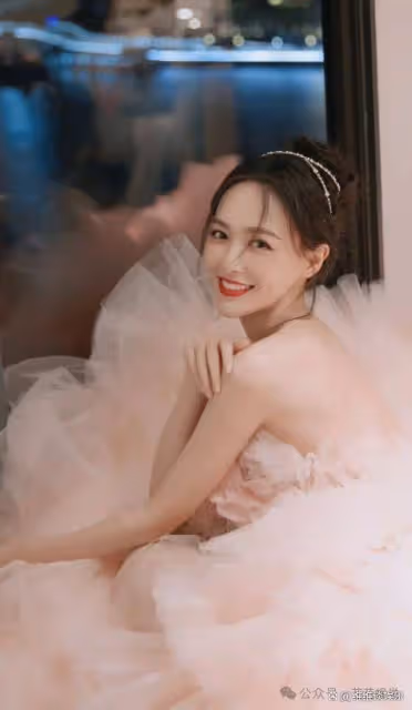 唐嫣40歲驚艷亮相,香檳裙綻放新魅力,身材完美如初