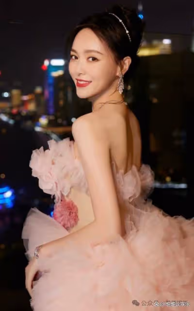 唐嫣40歲驚艷亮相,香檳裙綻放新魅力,身材完美如初