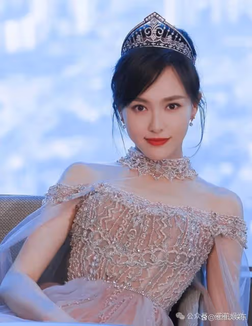 唐嫣40歲驚艷亮相,香檳裙綻放新魅力,身材完美如初
