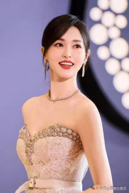 唐嫣40歲驚艷亮相，香檳裙綻放新魅力，身材完美如初