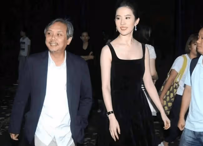 劉亦菲和乾爹合照流出，穿緊身裙前凸後翹，乾爹寵溺眼神藏不住