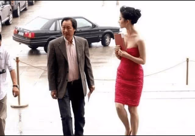 劉亦菲和乾爹合照流出，穿緊身裙前凸後翹，乾爹寵溺眼神藏不住