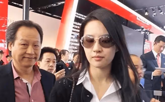 劉亦菲和乾爹合照流出，穿緊身裙前凸後翹，乾爹寵溺眼神藏不住