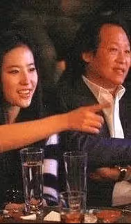 劉亦菲和乾爹合照流出，穿緊身裙前凸後翹，乾爹寵溺眼神藏不住