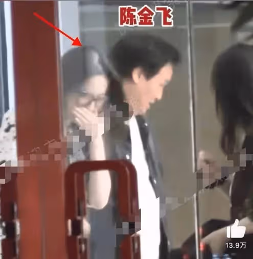 劉亦菲和乾爹合照流出，穿緊身裙前凸後翹，乾爹寵溺眼神藏不住