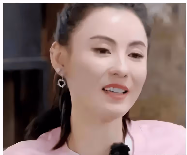 4胎已生?44歲張柏芝抱娃照曝光,模樣隨爸,網友吵翻天:圖啥?