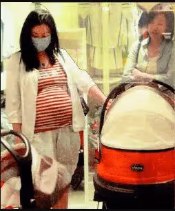 4胎已生？44歲張柏芝抱娃照曝光，模樣隨爸，網友吵翻天：圖啥？