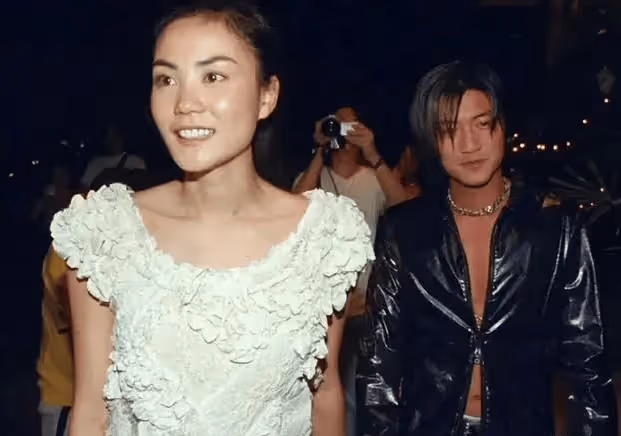 時隔24年,謝霆鋒王菲高調再曬親密照,全網炸了:求求你放過張柏芝吧!