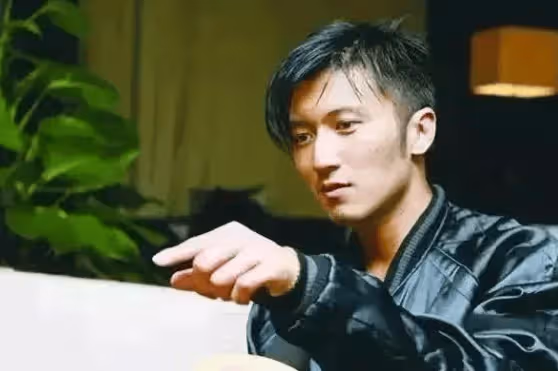 時隔24年,謝霆鋒王菲高調再曬親密照,全網炸了:求求你放過張柏芝吧!