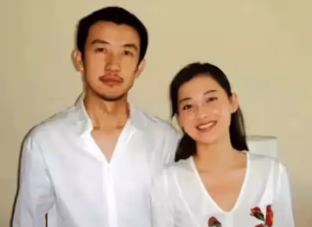鄢頗的風流債:梅婷養他6年,李小冉為他墮胎2次,如今55歲娶小15歲嬌妻