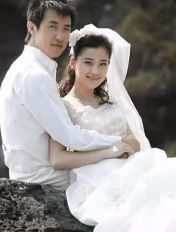 鄢頗的風流債:梅婷養他6年,李小冉為他墮胎2次,如今55歲娶小15歲嬌妻