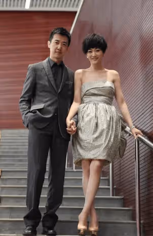 鄢頗的風流債:梅婷養他6年,李小冉為他墮胎2次,如今55歲娶小15歲嬌妻