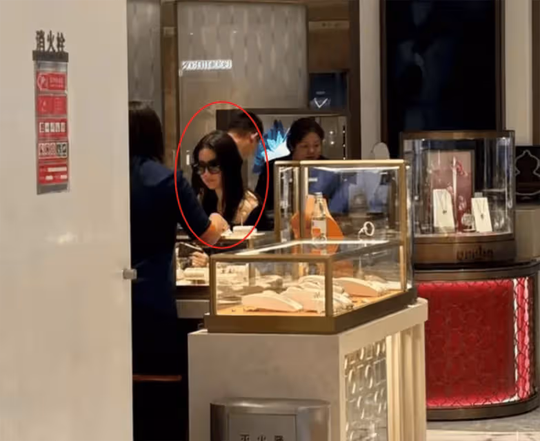 劉亦菲現身珠寶店,身穿露肩裝太有魅力!疑沒下單遭導購嫌棄瞪眼