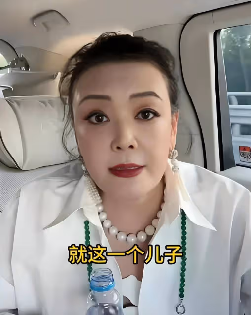 張蘭透露小玥兒不換衣服的原因,保姆楊阿姨坐頭等艙陪孩子回台北