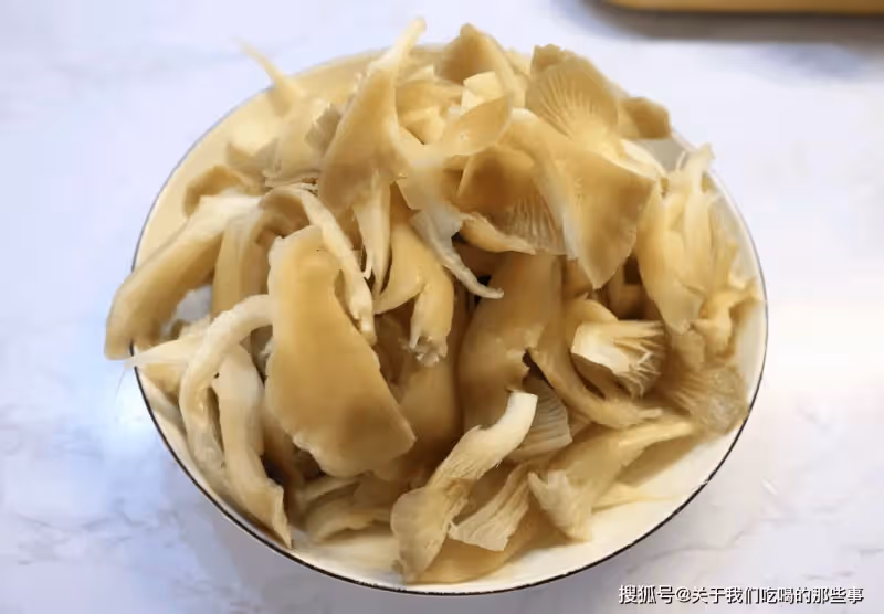 炸蘑菇,用澱粉還是用麵粉?教您正確做法,蘑菇又脆又入味