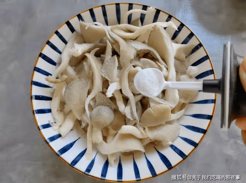 炸蘑菇,用澱粉還是用麵粉?教您正確做法,蘑菇又脆又入味