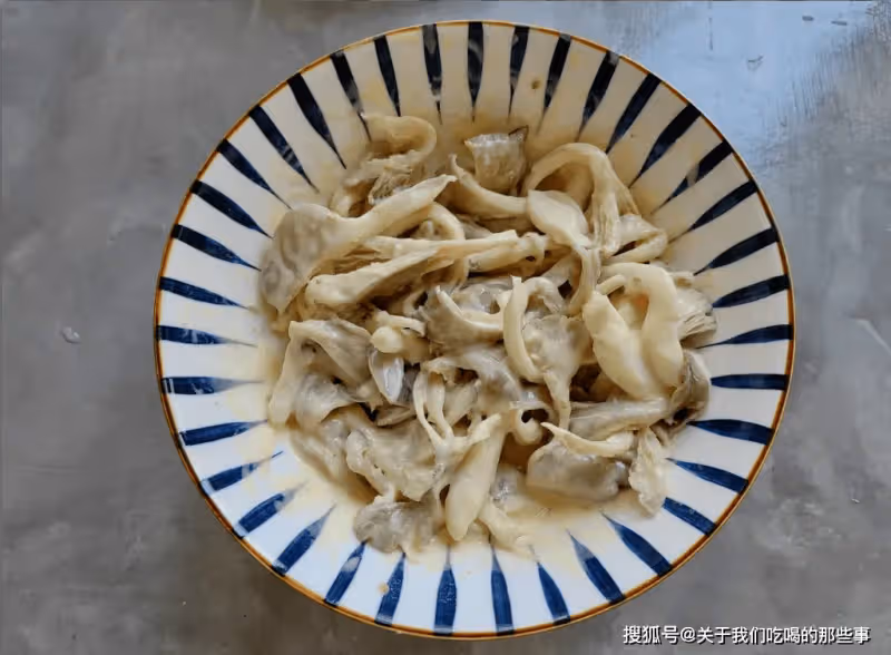 炸蘑菇,用澱粉還是用麵粉?教您正確做法,蘑菇又脆又入味