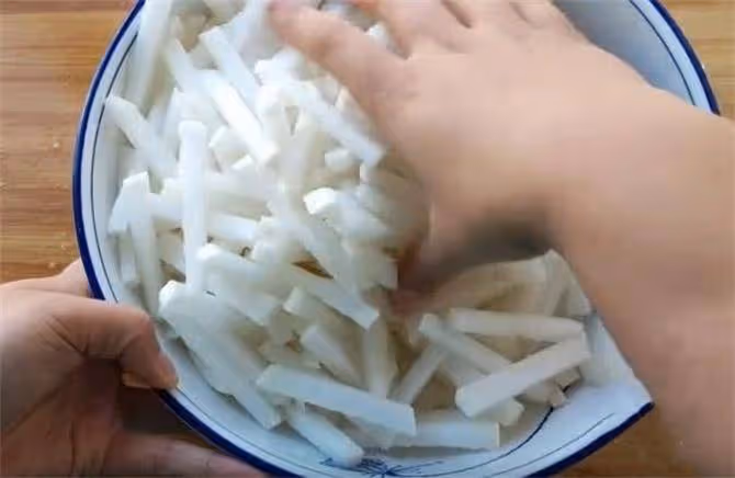 分享一個飯店腌蘿蔔條配方,真的超好吃,開胃解膩刮油,夏日必備
