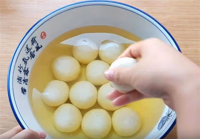 做春餅,只要加這2樣東西,才會柔軟筋道,彈力十足,15秒就出鍋
